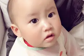 15个月女儿看爸爸吃她的剩饭，心疼爸爸，赶紧喊喊爸爸安慰一下视频封面