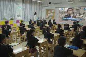 特种：特种兵爸爸在灾区救援，被女儿在电视上看到，非常的感人视频封面