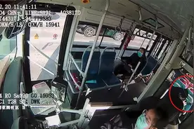 郑州一小孩突发疾病，哭闹不止，霸气女车长不停站狂飙至医院视频封面