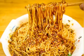 这才是河南炸酱面的做法，你要拿北京炸酱面来比，阿飞硬怼视频封面