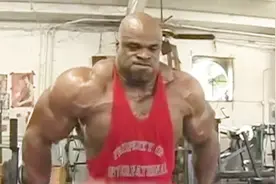 肌肉男在健身房疯狂锻炼，青筋暴涨胸肌之大，猛的很！视频封面