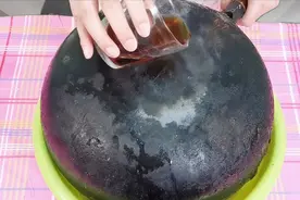 锅底灰看起来不卫生，教你用可乐清理掉，过期可乐也能用！视频封面