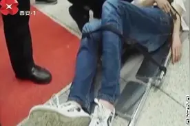 西安地铁一男子醉卧卫生间内，神志不清昏迷，不时还吐出白沫视频封面