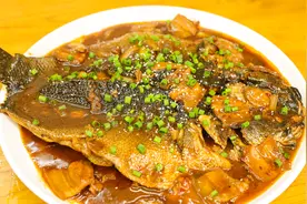 一条黑鱼配上一斤五花肉，加一罐啤酒炖一锅，在冬天吃可暖和