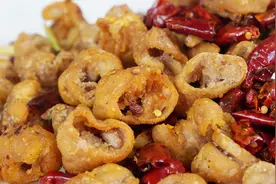 天南地北年夜饭：大厨教你干煸肥肠窍门，麻辣酥香味道一流，收藏视频封面