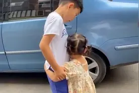 有爱！妹妹抽血后忍一路，看到哥哥瞬间放声大哭，一把抱住不撒手视频封面