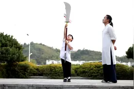 小萌娃关公大刀，举起比自己还高刀，毫无畏惧，虎虎生风视频封面