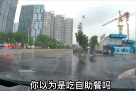 男子打车要喝两瓶水惹怒司机，遭怼后竟耍无赖，网友怒了视频封面