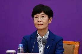 一线医务人员轮休和隔离期间 基本工资、绩效工资等正常发放视频封面