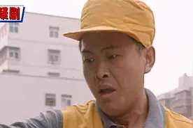 清洁工清扫垃圾桶，意外掉落一个球型塑料袋，打开一看直接吓跑视频封面