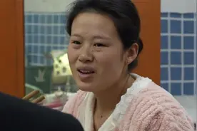 为了不让坐月子的儿媳着凉，婆婆熬哎帮她躺着洗头，画面好温馨视频封面
