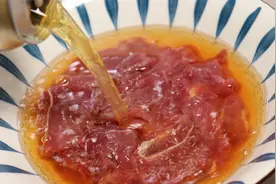 炒牛肉时，最忌放盐和料酒腌制，饭店大厨教我一招，肉不老不柴视频封面