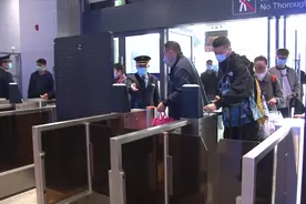 湖北解封第二日客流比首日多一倍，省内客流较大，离省大多是包车视频封面