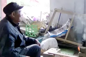 河南郑州83岁老人漂泊30年  独居拆迁烂尾楼 靠捡废品为生视频封面