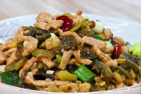 开胃下饭的酸菜肉丝，鲜香入味，肉丝嫩而不柴，一顿能多吃两碗饭