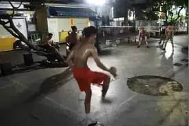 泰国曼谷街头排球，不过是用脚而不是用手的排球视频封面