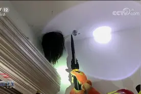 卡编钟卡管道 有洞你就钻？4岁女孩倒立状头卡墙洞 成恐怖片主角视频封面