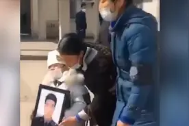 35岁民警战疫一线殉职，警宝手捧遗像哭喊：爸爸，我们回家了视频封面
