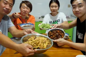 油滋啦还能这么吃？农村大锅酸菜里放几块，出锅连汤带菜吃1大碗视频封面