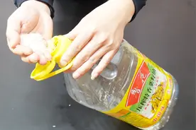 把大米倒入油桶里，这个方法太聪明了，学会记得告诉家人和朋友视频封面