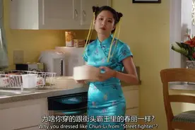 华裔大姐担心孩子忘本，不仅穿上旗袍做中餐，还要求孩子多讲中文视频封面