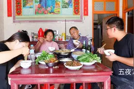 梅子周末带孩子回家看公公，强子做一大锅羊肚，一星期吃个团圆饭视频封面