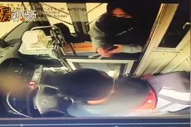 公交司机长时间戴口罩耳朵被勒疼 贴心女孩送上“神器”缓解视频封面