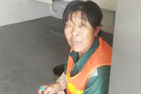 高速公路上的清洁工，一天要工作14个小时，他们工资有多高视频封面