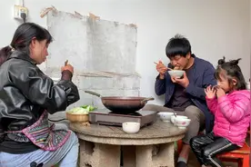 家里常吃蔬菜不吃肉，老公和女儿下地干活，看看媳妇在家做了啥视频封面
