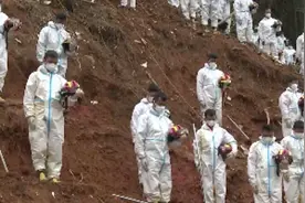 东航事故现场举行遇难者哀悼活动，全场鸣笛致哀视频封面