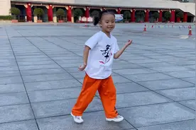 5岁小女孩自信展示鬼步舞《光明》，拽酷拽酷的，小萌娃真可爱！视频封面