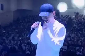 明星回母校名场面，张杰现身学校舞台献唱，台下学妹尖叫声不止视频封面