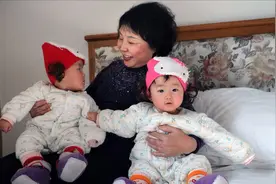 10年前，那个拼命生下双胞胎女儿的60岁老人，如今怎样了？视频封面