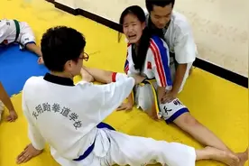 12岁女孩初学跆拳道，竟被强制拉伸一字马，训练方式太残忍视频封面