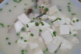 大厨教你鱼头豆腐汤的正确做法，学会这2个技巧，鱼汤奶白如牛奶视频封面
