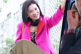 假小子变装混进大楼，换上短裙秒变美女，同事直接看懵了视频封面