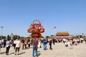 天安门广场排队的人多，找个人少的入口进去，看人们跳舞、摆POSS视频封面