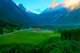 欣赏美景：两侧山峰夹峙，陡壁峭立，树木苍翠，郁郁葱葱视频封面
