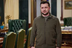 卖了9万英镑！泽连斯基标志性军绿色夹克在英国伦敦被拍卖视频封面