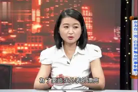 女朋友在一旁，他还剥虾给女同事？视频封面