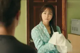 韩剧：美女邻居借小伙家浴室洗澡，出浴的样子把小伙看呆了视频封面