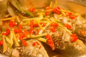 清蒸鲫鱼家常做法，鱼肉鲜嫩，配上小米辣味道安逸惨了视频封面