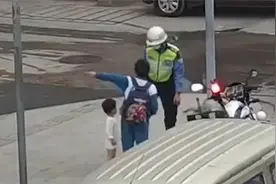 男童光脚穿纸尿裤徘徊街头，小学生路遇陪同，等待警察！视频封面