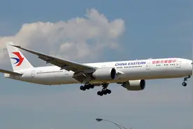 机长乘务长空中互殴，手臂骨折门牙敲掉，东海航空上演“全武行”视频封面
