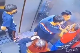 醉酒男电梯内刁难8旬老人 老人朋友闻讯而来 直接“KO”闹事男子视频封面