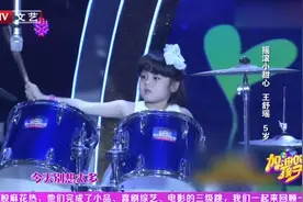 母亲带着女儿同台演出，演唱歌曲《大手拉小手》，带动全场气氛视频封面