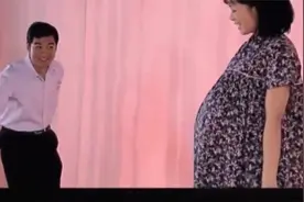 媳妇挺着大肚子要跳舞，跳着跳着就生了，老公被吓坏了视频封面