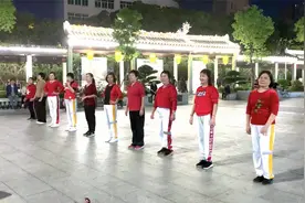 火爆网红广场舞《猜啊猜》大妈们站成一排，跳起来更美视频封面
