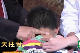 孩子高烧时，可用手蘸凉水推天柱骨、退六腑，退烧效果明显视频封面