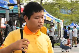 失明小明街头拉二胡，一曲老歌前奏响起，满满的都是感动视频封面